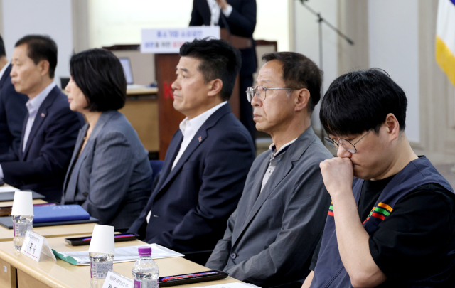 23일 서울 여의도 중소기업중앙회에서 열린 '2026년 적용 최저임금 관련 중소기업계 기자회견'에 편의점주 등 중소기업·소상공인들이 참석해 있다.연합뉴스