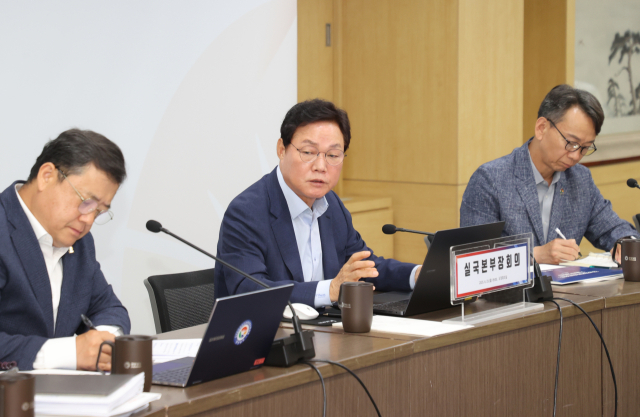 박완수(가운데) 경남도지사가 23일 경남도청에서 실국본부장회의를 주재하고 있다. 이날 박 지사는 연고지 이전 가능성을 시사한 NC다이노스에 대한 지원 방안 등을 강구하라고 주문했다. 사진 제공=경남도