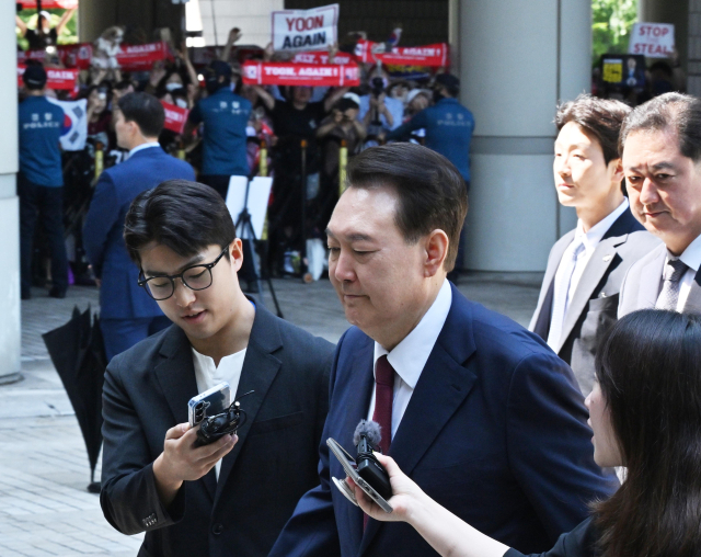 윤석열 전 대통령이 23일 서울 서초구 서울중앙지방법원에서 열린 내란 우두머리 혐의, 직권남용 권리행사방해 혐의 사건 8차 공판에 출석하고 있다. 연합뉴스
