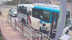 [영상] '쾅쾅쾅' 삼단봉으로 버스 문 때려 부순 경찰…"통쾌하다" 칭찬 세례, 무슨 일?