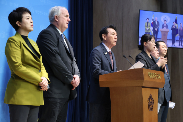국회 외교통일위원회 소속 국민의힘 의원들이 23일 국회 소통관에서 “중동발 리스크에 대응할 기회인 나토 정상회의 불참은 잘못된 결정”이라며 성명서를 발표하고 있다. 연합뉴스