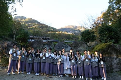 지난해 11월 2∼3일 전남 장성군 백양사에서 열린 미혼 남녀 템플스테이 '나는 절로, 백양사' 남녀 참가자들이 백양사 천진암에 모여 합장하고 있다. 대한불교조계종사회복지재단 제공.연합뉴스