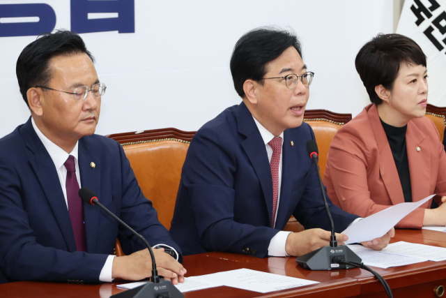 송언석(가운데) 국민의힘 원내대표가 24일 서울 여의도 국회에서 열린 원내대책회의에서 발언하고 있다. 연합뉴스