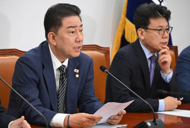 김병기 더불어민주당 대표 직무대행 겸 원내대표가 24일 국회에서 열린 원내대책회의에 참석해 발언하고 있다. 오승현 기자