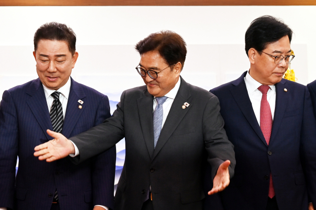 우원식 국회의장과 여야 원내대표들이 24일 국회에서 추가경정예산안 처리를 위한 본회의 개최 일정과 상임위원장 재배분 문제 등을 논의하기 위해 회동하고 있다. 왼쪽부터 김병기 더불어민주당 당 대표 직무대행 겸 원내대표, 우원식 국회의장, 송언석 국민의힘 원내대표. 연합뉴스