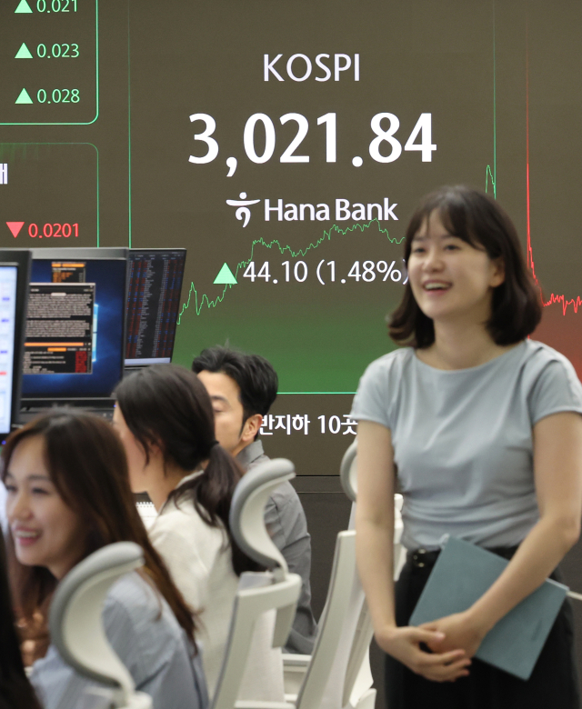 20일 서울 중구 하나은행 딜링룸에서 한 딜러가 활짝 웃고 있다. 이날 코스피는 전장보다 44.10포인트(1.48%) 오른 3021.84에 장을 마쳤다. 연합뉴스
