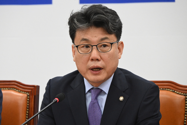 진성준 더불어민주당 정책위의장이 24일 국회에서 열린 원내대책회의에 참석해 발언하고 있다. 오승현 기자 2025.06.24