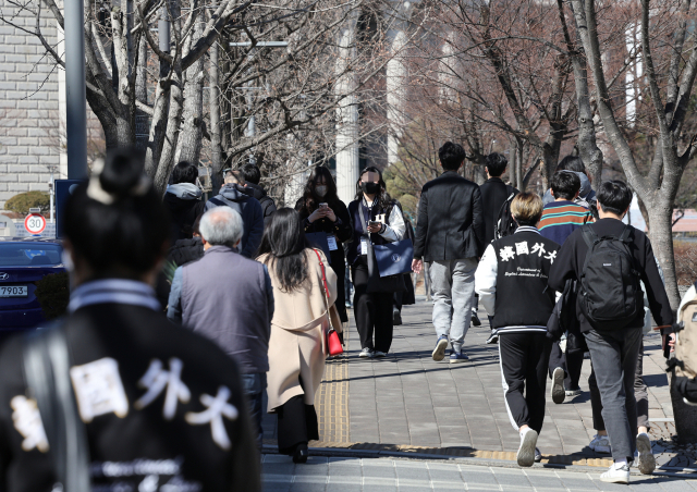 (해당 이미지는 기사 내용과 관련이 없습니다) 개강을 맞은 대학가. 연합뉴스