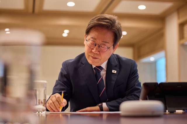 이재명 대통령이 23일 용산 대통령실에서 프라보워 수비안토 인도네시아 대통령과 블루투스 스피커로 통화하고 있다. 연합뉴스