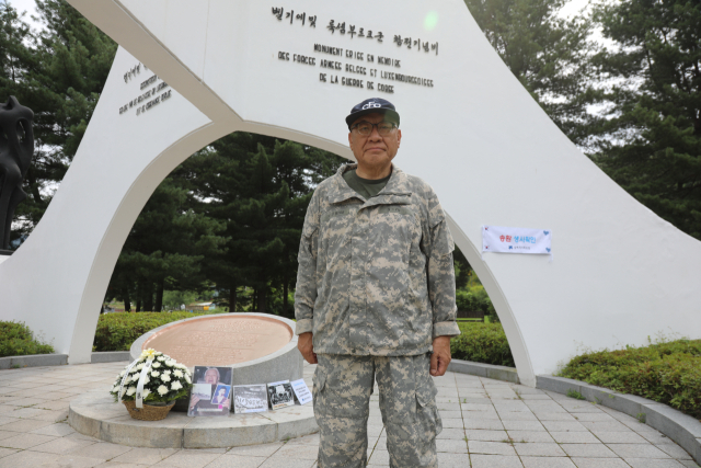 24일 오전 경기 동두천시 벨기에·룩셈부르크 참전 기념탑에서 최성룡 납북자가족모임 대표가 한국전쟁 75주년을 맞아 참배하고 있다. 2025.6.24. 연합뉴스