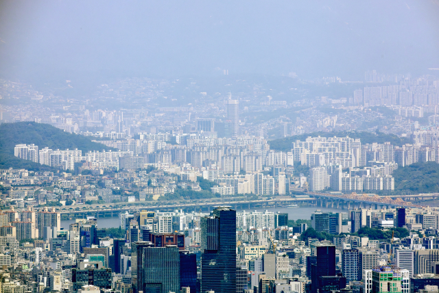 22일 경기도 성남시 청계산 매바위에서 바라본 서울 시내 아파트 단지들의 모습. 연합뉴스