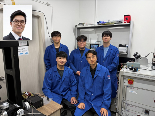 KAIST 신소재공학과 조힘찬 교수 연구팀. 앞줄 왼쪽부터 신승민 1저자, 조힘찬 교수, 뒷줄 왼쪽부터 이형도, 이승우, 이원범, 왼쪽 위 한국표준과학연구원 임경근 박사. 사진제공=KAIST