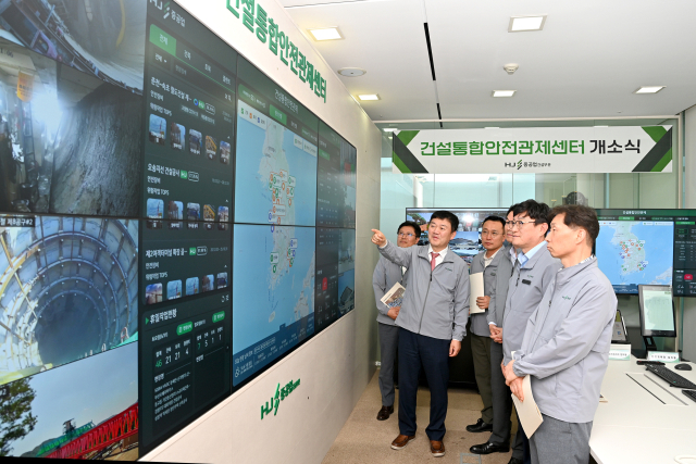 김완석(왼쪽에서 두 번째) HJ중공업 대표가 24일 서울 용산구 사옥에 마련된 ‘HJ 건설통합안전관제센터’에서 전국 현장을 모니터링하고 있다. 사진 제공=HJ중공업