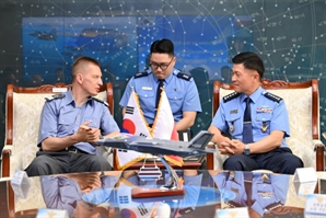 폴란드 공군사령관, 공군총장과 방산협력 논의…KF-21 ’보라매’도 탑승해 비행