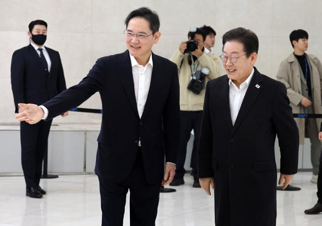 이재명(오른쪽) 대통령이 3월 서울 강남구 멀티캠퍼스 역삼 SSAFY 서울캠퍼스에서 이재용 삼성전자 회장의 안내를 받고 있다. 사진=연합뉴스