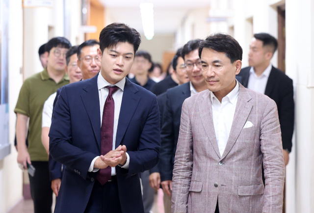 김용태 국민의힘 비상대책위원장이 이달 23일 강원 춘천시 강원특별자치도청을 방문해 김진태 지사와 대화하고 있다. 연합뉴스