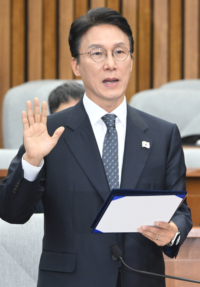 김민석 국무총리 후보자가 24일 국회에서 열린 인사청문회에 출석해 선서하고 있다. 오승현 기자 2025.06.24