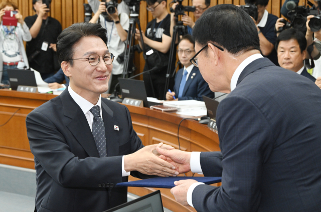 김민석 국무총리 후보자가 24일 국회에서 열린 인사청문회에 출석해 선서한 뒤 이종배 위원장에게 선서문을 제출하고 있다. 오승현 기자 2025.06.24