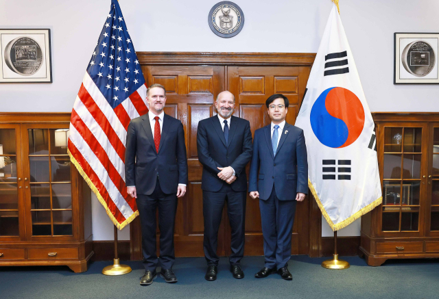 여한구 산업통상자원부 통상교섭본부장이 23일(현지시간) 미국 워싱턴 DC 상무부 회의실에서 하워드 러트닉 미국 상무부 장관과 제이미슨 그리어 미국 무역대표부 대표와 면담을 갖고 기념 사진을 촬영하고 있다. 사진 제공=산업통상자원부
