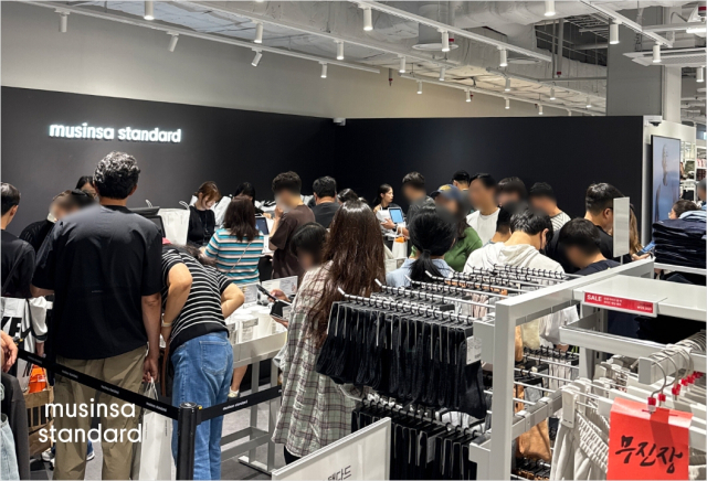 이달 20일 신규 개점한 무신사 스탠다드 신세계 프리미엄아울렛 시흥점이 오픈 첫 주말부터 뜨거운 반응을 얻고 있다. 사진제공=무신사