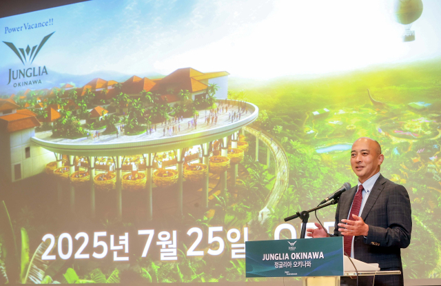 24일 서울 중구 더 프라자호텔에서 열린 ‘정글리아 오키나와’ 기자간담회에서 사토 다이스케 재팬엔터테인먼트 부사장이 테마파크 운영 개요와 사업 비전, 한국 시장 진출 전략을 발표하고 있다. 사진 제공=재팬엔터테인먼트.