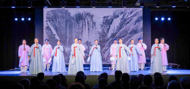 크라운해태제과 임직원들이 23일 일본 오사카에서 열린 '2025 오사카엑스포' 실내 페스티벌 스테이션에서 '경기민요'를 공연하고 있다. 크라운해태제과 제공.