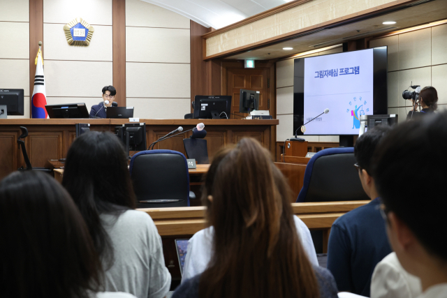 24일 서울 서초동 서울중앙지법에서 우민제 판사가 그림자배심원들을 대상으로 국민참여재판과 그림자배심 프로그램에 대해 설명하고 있다. 그림자배심원은 국민참여재판 과정을 지켜본 뒤 유·무죄나 양형에 모의 평결을 하고 재판제도 개선을 위한 의견도 낸다. 정식 배심원과는 달리 판결에 직접 영향을 미치지는 않는다. 연합뉴스
