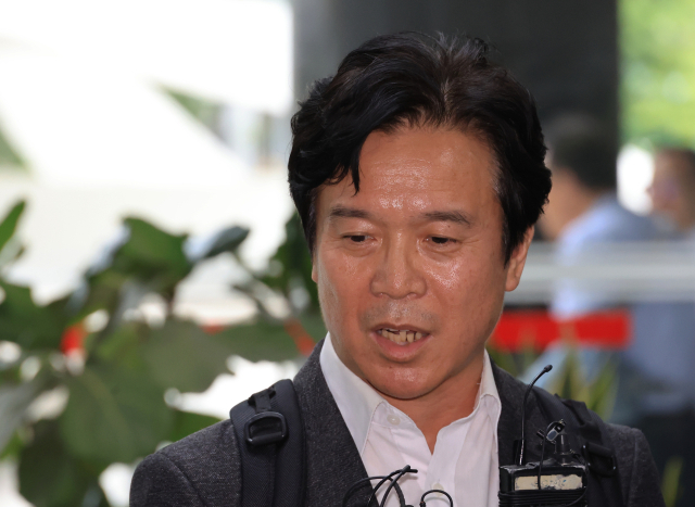 김영훈 고용노동부 장관 후보자가 24일 인사청문회 준비 사무실이 위치한 서울 중구 서울지방고용노동청으로 들어서며 기자의 질문에 답하고 있다 . 연합뉴스