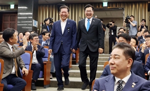 '결혼식처럼 손잡고 나란히'…정청래-박찬대 의총장 입장