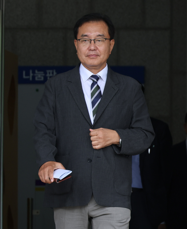 순직 해병 수사 방해 의혹 사건을 수사하는 이명현 특별검사가 24일 경기도 과천 고위공직자범죄수사처에서 오동운 공수처장과 면담을 마치고 나오고 있다. 연합뉴스