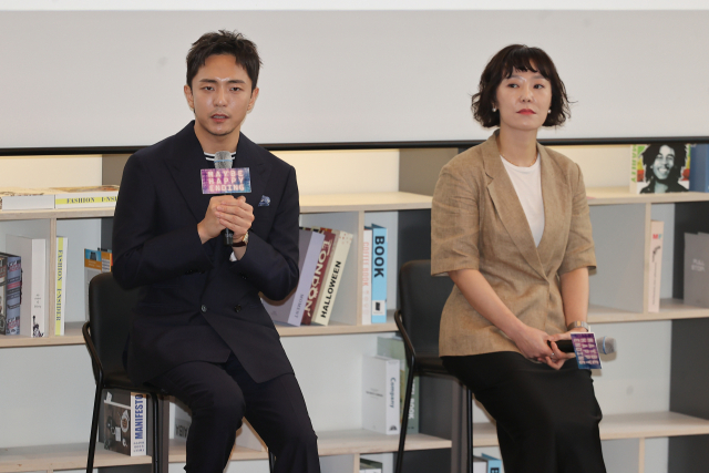박천휴(왼쪽) 작가와 한경숙 프로듀서가 24일 뮤지컬 '어쩌면 해피엔딩' 토니상 6관왕 기념 기자간담회에서 인사말을 하고 있다. 연합뉴스