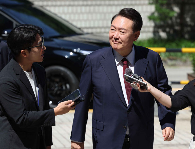 윤석열 전 대통령이 23일 서울 서초구 서울중앙지방법원에서 열린 내란 우두머리 혐의·직권남용 권리행사 방해 혐의 사건 8차 공판에 출석하고 있다. 연합뉴스