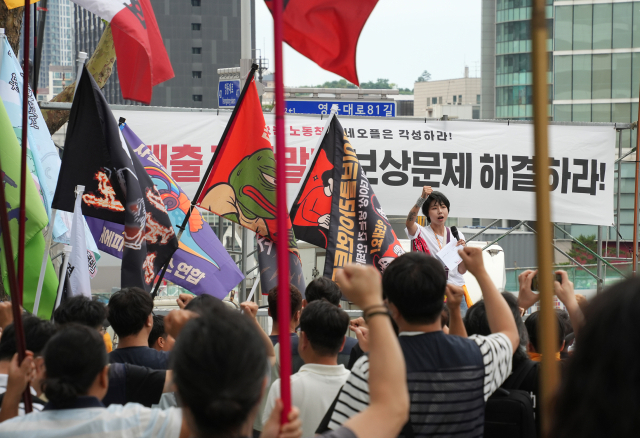 민주노총 화학섬유식품노조 넥슨지회 네오플분회 조합원들이 24일 서울 강남구 네오플 서울지사 사옥 앞에서 집회를 열고 있다. 연합뉴스