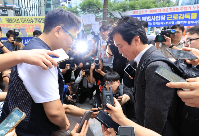 김영훈 고용노동부 장관 후보자가 24일 인사청문회 준비 사무실이 위치한 서울 중구 서울지방고용노동청으로 들어가다 민주노총 금속노조 주얼리분회 조합원들의 요청에 대화 하고 있다. 연합뉴스