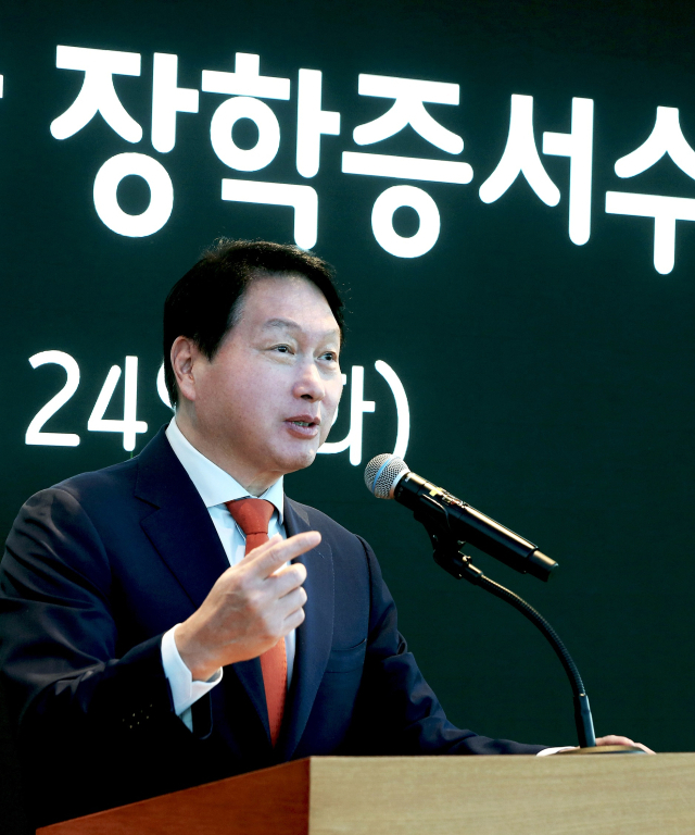 한국고등교육재단 이사장을 맡고 있는 최태원 SK그룹 회장이 24일 서울 종로구SK서린빌딩에서 열린 해외유학 장학증서 수여식에서 격려 인사를 하고 있다. 사진 제공=SK