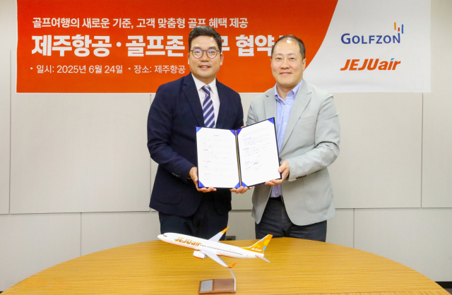 손장순(왼쪽) 골프존 플랫폼사업부장과 정재필 제주항공 커머셜본부장이 기념 촬영하고 있다. 사진 제공=골프존