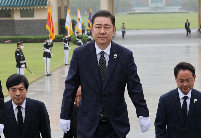 김병기 더불어민주당 당 대표 직무대행 겸 원내대표가 25일 국립대전현충원에서 참배하기 위해 현충탑을 향하고 있다. 뉴스1