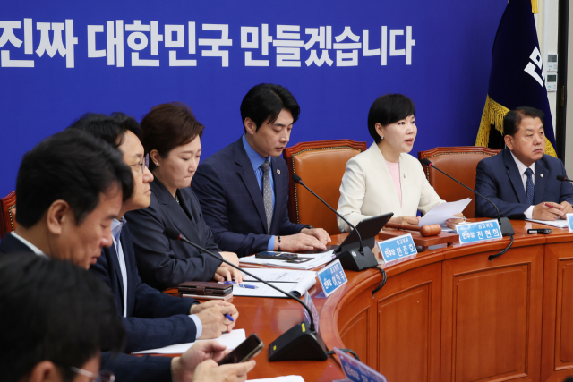 더불어민주당 전현희 최고위원이 25일 서울 여의도 국회에서 열린 최고위원회의에서 발언하고 있다. 연합뉴스