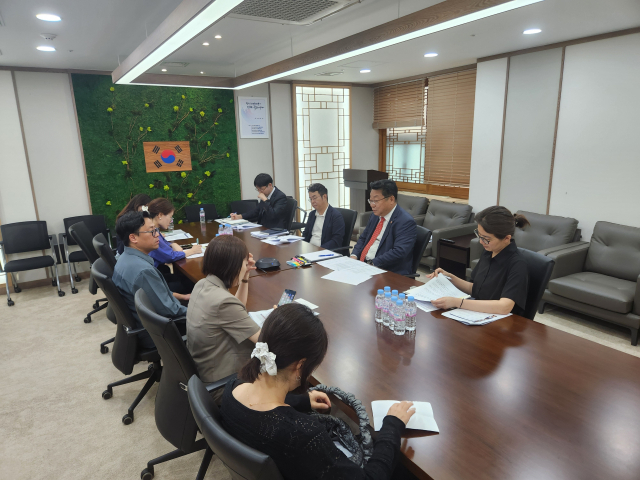주형환(오른쪽 두번째) 저출산고령사회위원회 부위원장이 25일 6개지방자치단체 결혼 만남 사업 담당자들과 간담회를 진행하고 있다. 사진제공=저고위