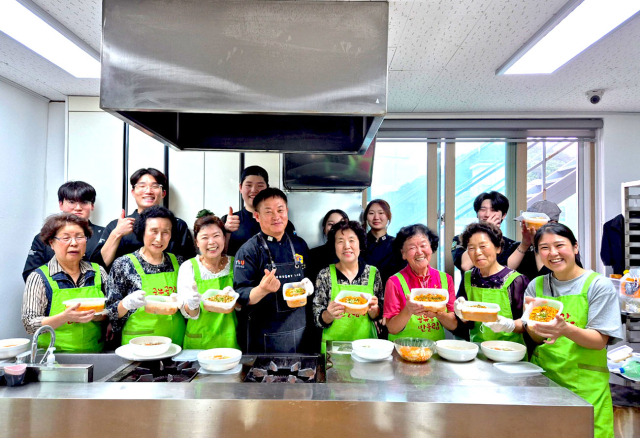 영산대학교 K-Food조리전공이 부산 해운대구 반송종합사회복지관 반올림에서 간식조리 재능기부를 진행하고 기념촬영을 하고 있다. 사진제공=영산대