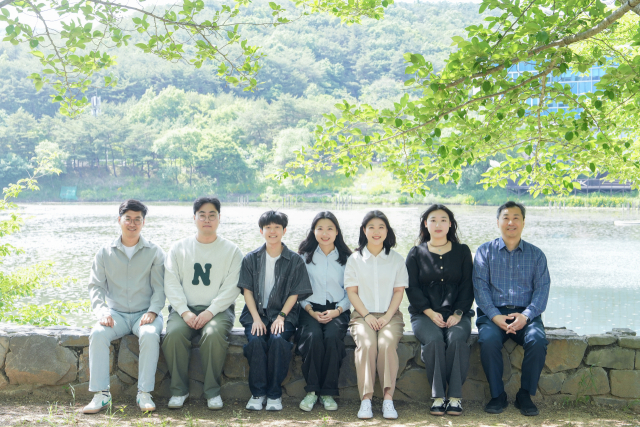저전력, 비휘발성 무선통신 반도체 소자를 개발한 연구진. 왼쪽부터 김명수 교수, 표창우 연구원, 이승찬 연구원, 김다현 연구원(제1저자), 서다빈 연구원(제1저자), 류지연 연구원, 윤태식 교수. 사진제공=UNIST