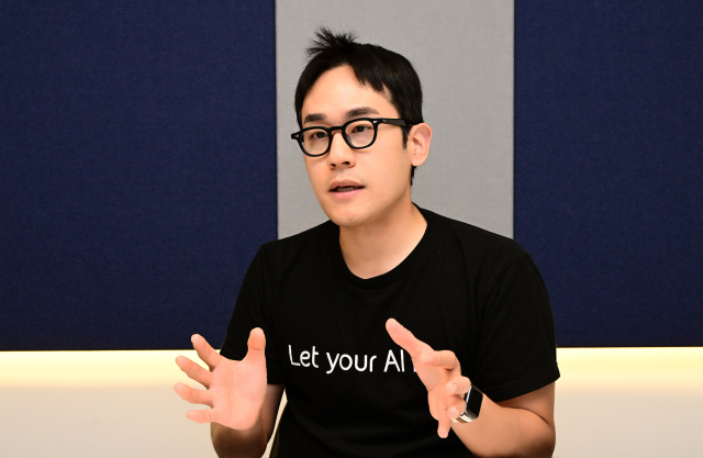 윤성호 마키나락스 대표가 25일 서울 강남구 마키나락스 본사에서 진행된 서울경제신문과의 인터뷰에서 방산 AI 분야에서 추구하는 비전에 대해 설명하고 있다. 권욱 기자