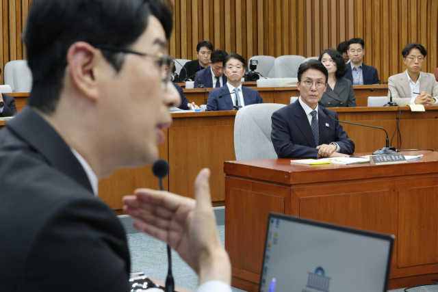 김민석 국무총리 후보자가 24일 서울 여의도 국회에서 열린 인사청문회에서 주진우 국민의힘 의원의 신상 발언을 듣고 있다. 연합뉴스