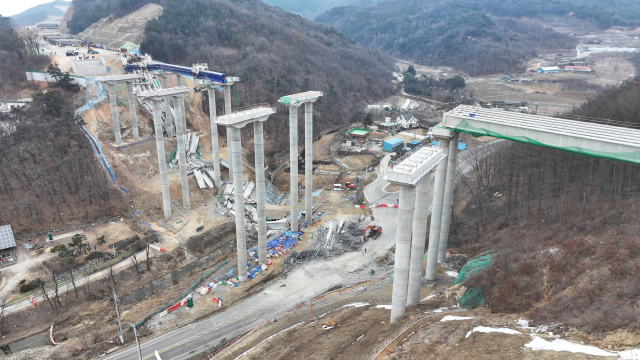 28일 경기 안성시 서운면 산평리 서울-세종고속도로 9공구 교량 상판 붕괴 사고현장. 뉴스1