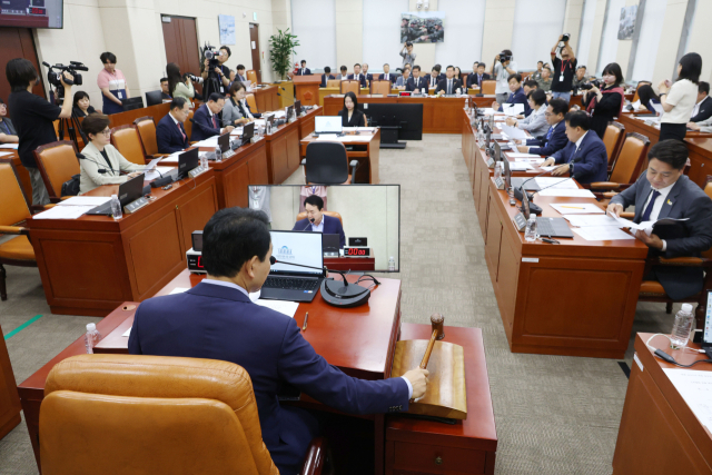 25일 오후 서울 여의도 국회에서 열린 국방위원회 전체회의에서 성일종 위원장이 의사봉을 두드리고 있다. 2025.6.25 뉴스1