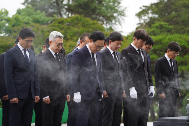 이용배(외쪽 세번째) 대표를 비롯한 현대로템 임직원들이 6·25 전쟁 75주년인 25일 서울 동작구 국립서울현충원을 찾아 순국선열과 호국영령에 참배하고 있다. 사진제공=현대로템