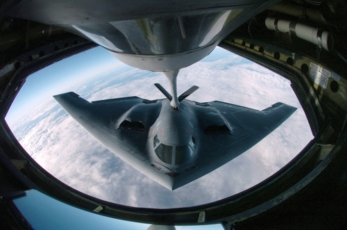 공중급유를 받는 B-2 스텔스 폭격기. AFP연합뉴스
