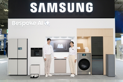 삼성전자 모델들이 오는 28일까지 광주광역시 김대중컨벤션센터에서 열리는 ‘2025 광주미래산업엑스포’에서 AI 가전을 소개하고 있다. 사진제공=삼성전자