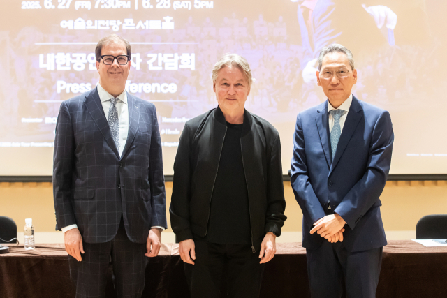 마티아스 타르노폴스키(왼쪽부터) 뉴욕 필하모닉 최고경영자(CEO)와 에사페카 살로넨 지휘자, 김용관 마스트미디어 대표가 25일 기자간담회에서 기념 촬영을 하고 있다. 사진 제공=마스트미디어