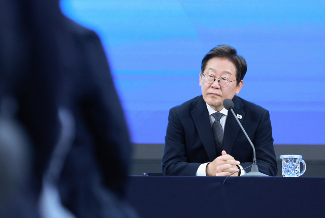 이재명 대통령이 25일 광주광역시 국립아시아문화전당에서 열린 '광주시민·전남도민 타운홀미팅'에서 참석자 발언을 듣고 있다. 연합뉴스